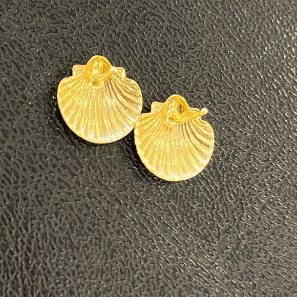 Shell Earrings 14 karat yellow gold studs - Picture 2 of 5